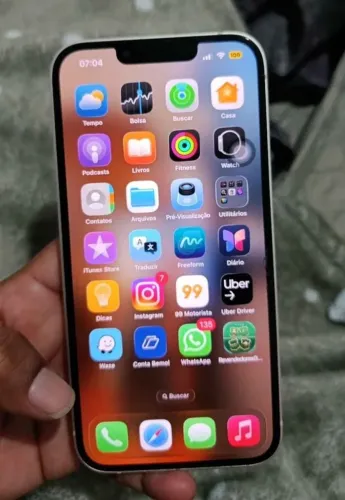 Vede-se iPhone 13 de 128 GB pegando tudo perfeitamente