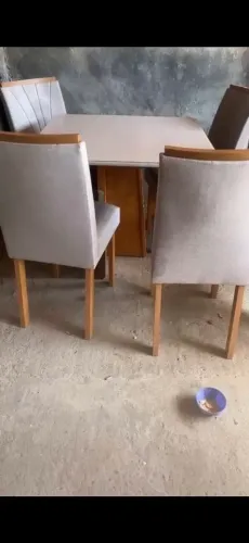 Mesas e cadeiras