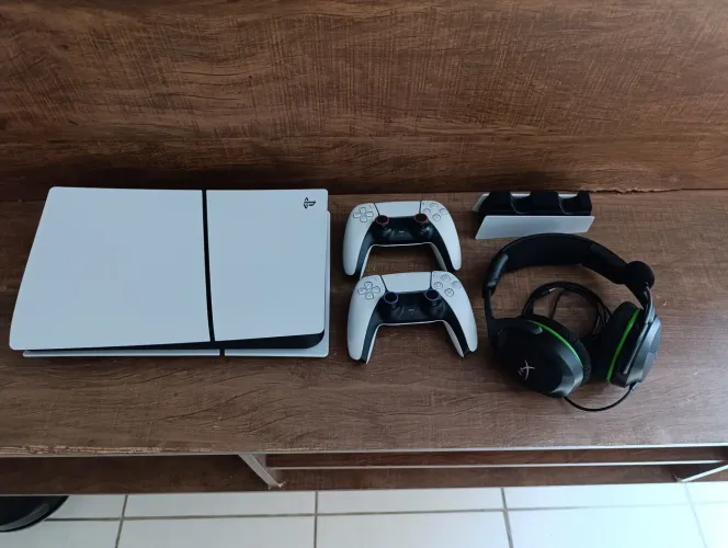 PS5 Slim Digital + 2 Controles + Base Original + Headset HyperX