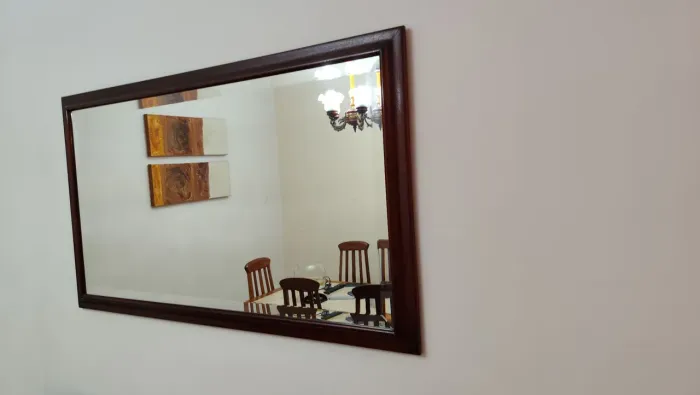 Espelho com moldura em madeira