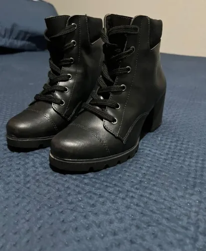 VENDO BOTAS SALTO BLOCO CONFORTÁVEIS NÚMERO 35 