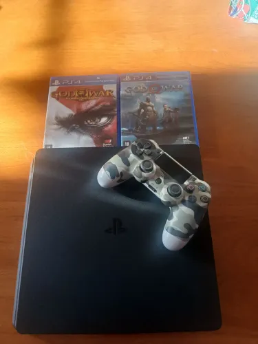 PS4 Slim bem conservado
