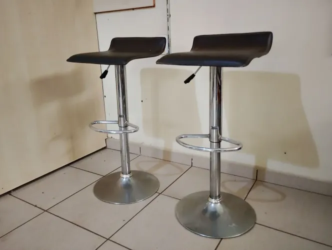 Banquetas valor referente as duas,em couro e pés cromados,pistão a gás.Gratis entrega RP..