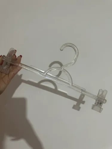 Cabide adulto acrílico com presilhas
