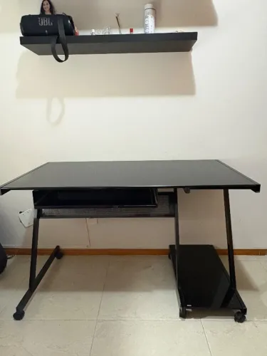 Mesa de escritório/computador em vidro preto - grande, com bandeja retrátil e rodízios
