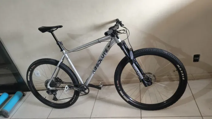 Bike/bicicleta aro 29 absolut wild boost tamanho XL ou 21 com suspensão rock shox