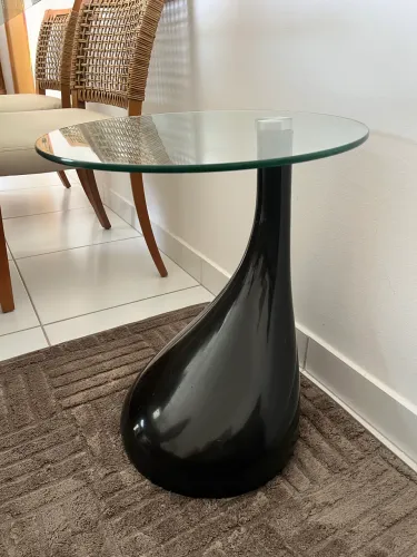 Mesa de centro com tampo redondo de vidro preto brilhante