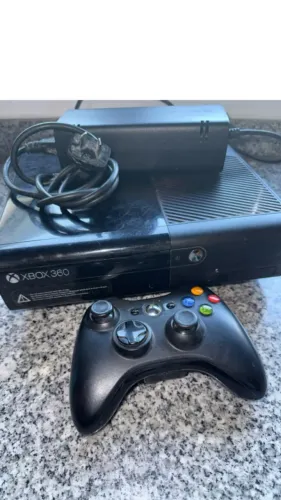 Xbox 360, 2 controles, 80 jogos, 5 jogos de Kinect, e o Kinect