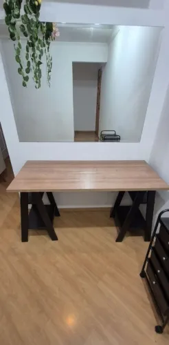 Mesa de escritório estilo industrial com 4 prateleiras 