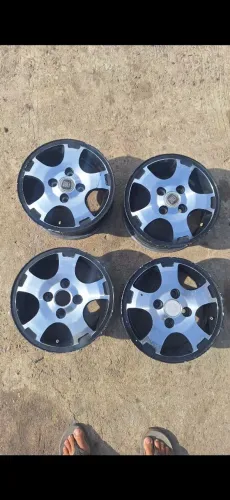 Vendo jogo de rodas em ótimo estado aro 13 para Volkswagen, chevrolet, fiat preço 1.000 