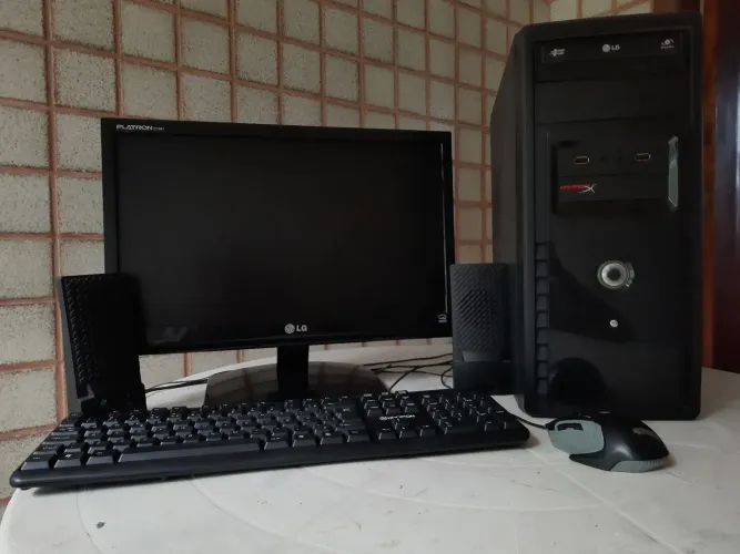 Vendo computador de mesa completo. Rápido e eficiente para tarefas cotidianas.