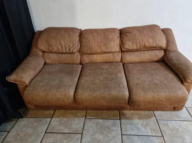 Vendo sofá para desocupar casa por motivo de mudança.