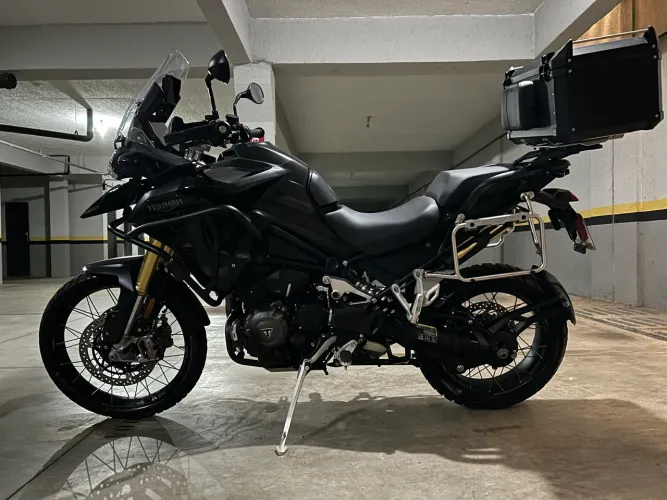 Tiger 1200 Black Edition 2025 equipada