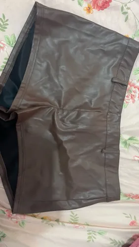 short de couro marrom