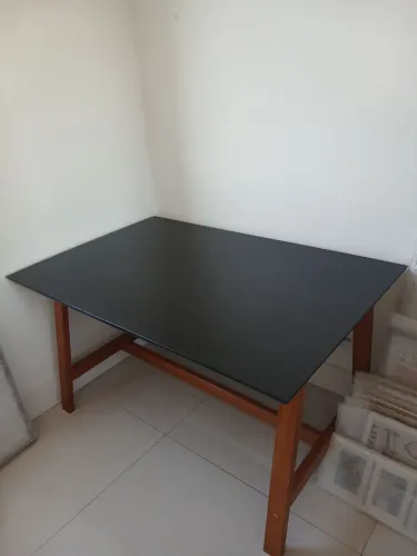 Escrivaninha preta em madeira maciça