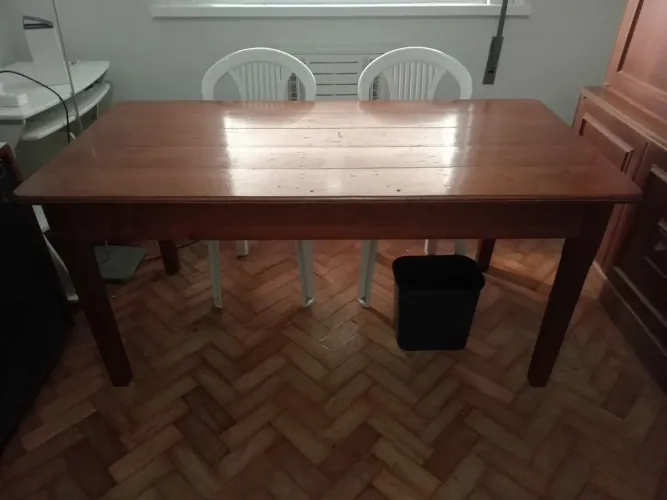 Mesa de escritório usada.