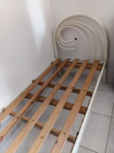 Cama de solteiro de ferro ,branca em ótimo estado
