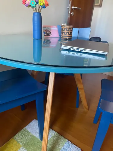 Conjunto três cadeiras Uma e mesa laqueada azul 98 cm, marca Oppa