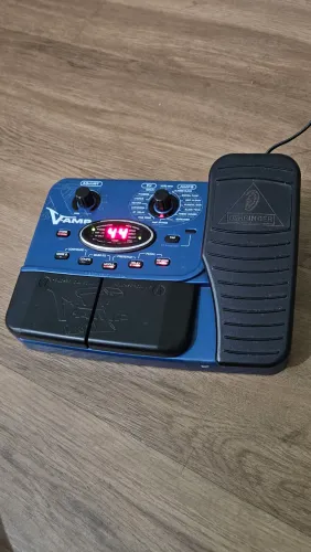 Pedaleira de guitarra Behringer X-VAMP em perfeito estado + fonte nova