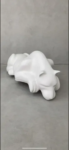 Escultura pantera bebendo água 