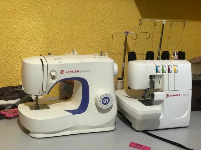 Máquinas de costuras com a mesa