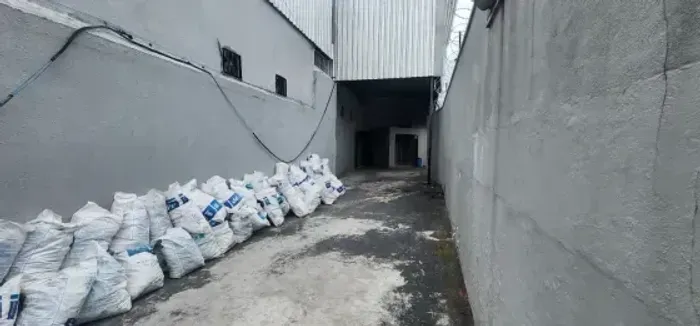 GALPÃO COM 800M2 DE ÁREA TOTAL NA COSME FERREIRA/TIRADENTES