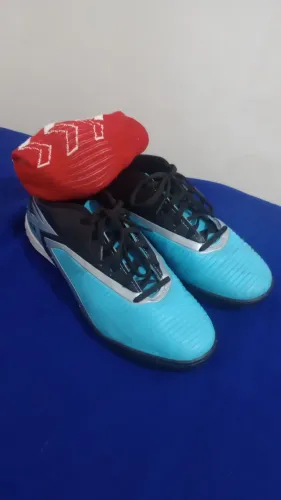Chuteira society OXN azul e preta nova + meia antiderrapante
