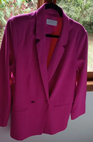 Blazer feminino com ombreiras rosa