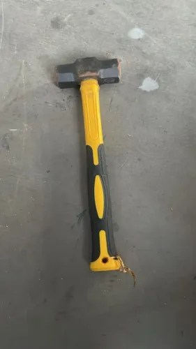 marreta de 2 libras (aproximadamente 1 kg) da marca MB Tools possui uma cabeça de aço forj