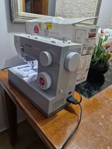 Máquina de costura singer facilita 4411  127v 