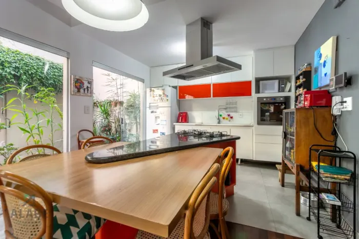 Sobrado para venda em Campo Belo com 3 quartos, sendo 1 suíte, 179m²