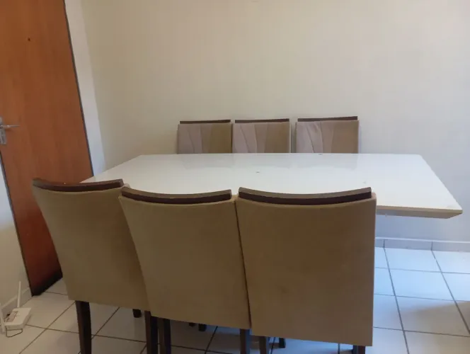 Mesa com 6 cadeiras