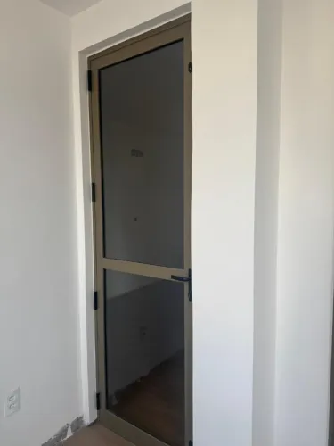Porta de Alumínio cor Bronze 1 folha 2,30 de Altu 0,80 de larg