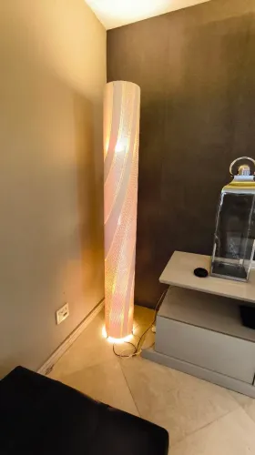 Luminária de chão moderna.