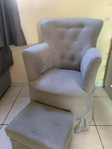 Poltrona de amamentação com suporte para os pés