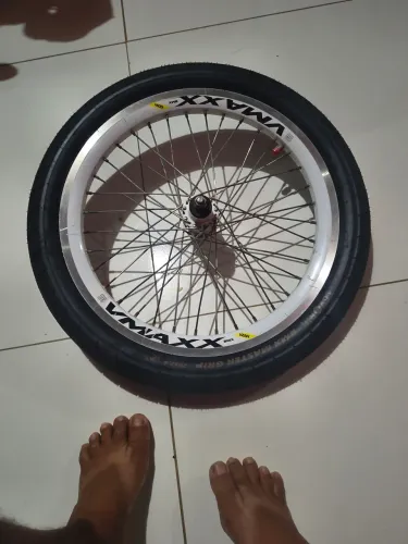 Dois pneu bicicleta dianteiro 