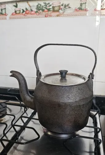 Chaleira de ferro antiga