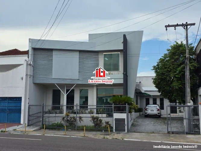 Prédio Comercial 525m² com 9 Salas e Estacionamento para 8 Carros no Centro, Terreno Com 4