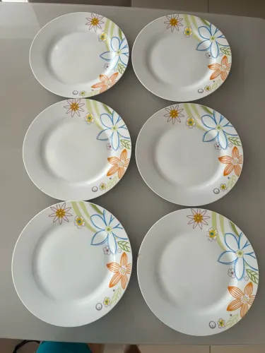 Pratos de porcelana (refeição e sobremesa)