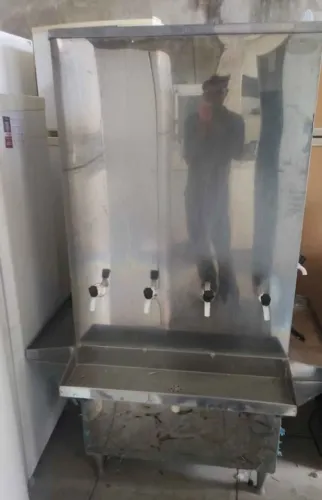 Bebedouro Industrial Inox 6 torneiras 200L funcionando 