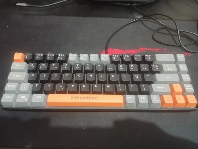 Teclado Ultramax Ult-068 semi novo com fio semi mecânico. 