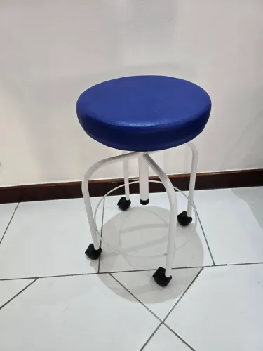 Mocho giratório hospitalar com rodízios