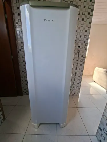 Geladeira ESMALTEC 259L COR: Branca 22 + Armário de cozinha + Multiuso 