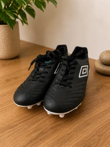Chuteira Umbro Attak II Campo Preta e Verde.