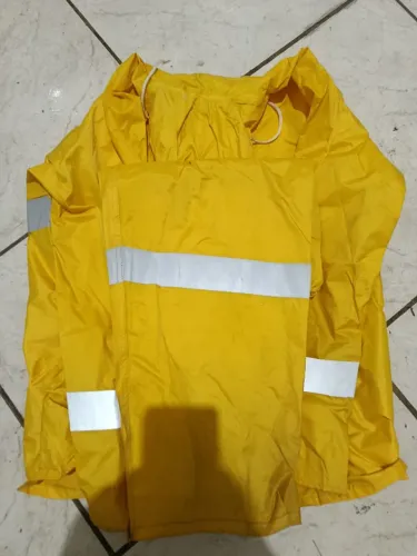 Capa de chuva com sinalização.
