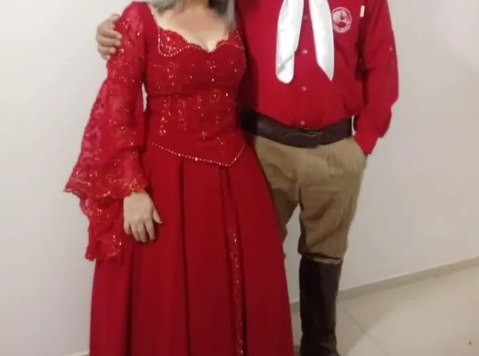 Vestido vermelho lindo.
