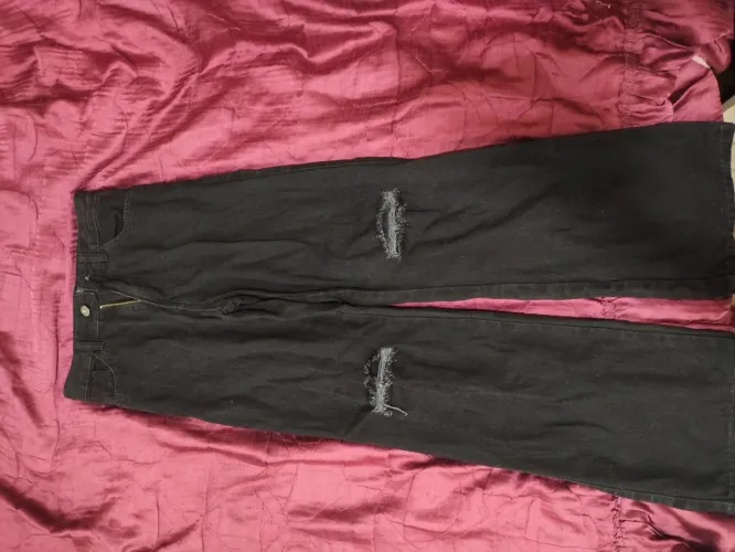 Calça jeans preta destroyed 36