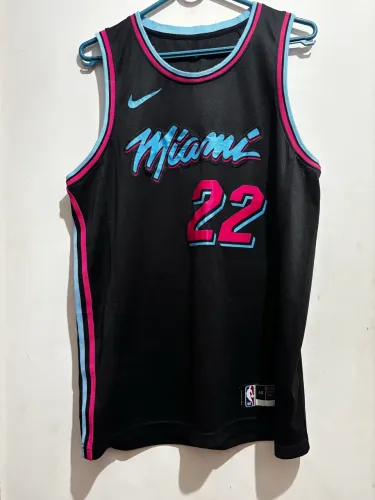 Regata Masculina Nike Jimmy Butler Miami Heat City Edition 2023/24