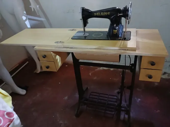 Máquina de Costura reta Elgin B3 com móvel, gavetas e pedal preto