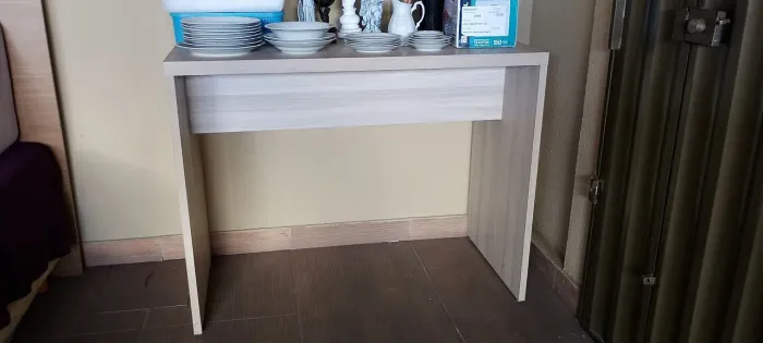 Mesa reforçada alta de madeira 